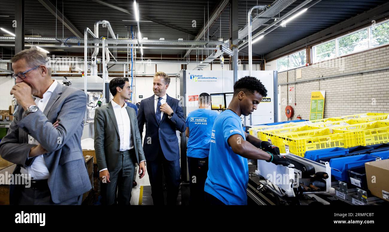 APELDOORN - Outgoing minister Rob Jetten (Climate and Energy) and outgoing  minister Hugo de Jonge (Housing and Spatial Planning) during the opening of  a factory. Remeha hopes to conquer a third of