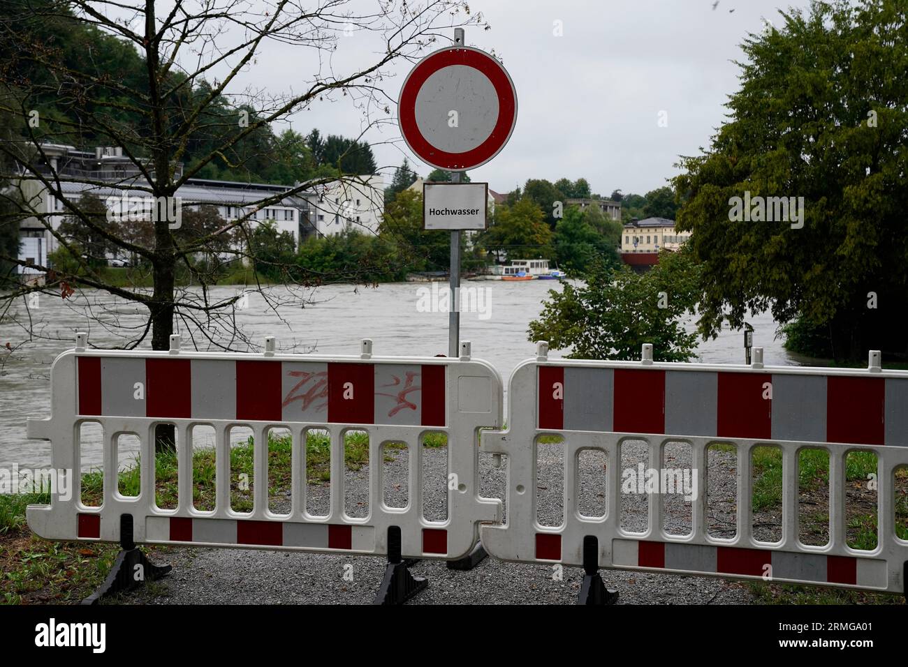 Wasserburg, Germany. 28th Aug, 2023. Gates and a sign on the riverbank path in Wasserburg warn of the rising water level. The Inn is currently carrying a lot of water due to ongoing heavy rainfall in Tyrol and Bavaria. Credit: Uwe Lein/dpa/Alamy Live News Stock Photo