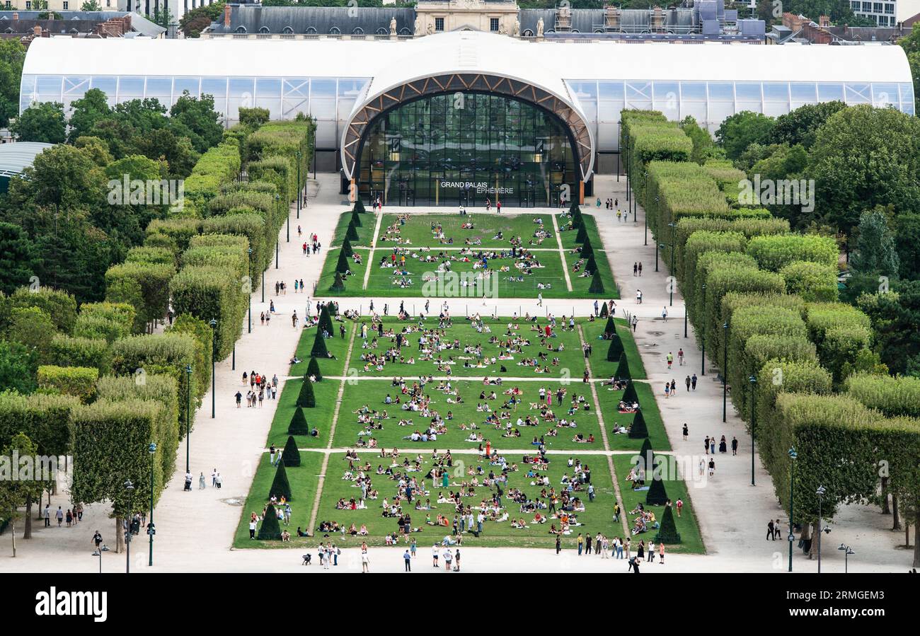 Paris, France. 23rd Aug, 2023. Numerous people stay in the Eiffel Tower Trocadero Gardens. Credit: Silas Stein/dpa/Alamy Live News Stock Photo