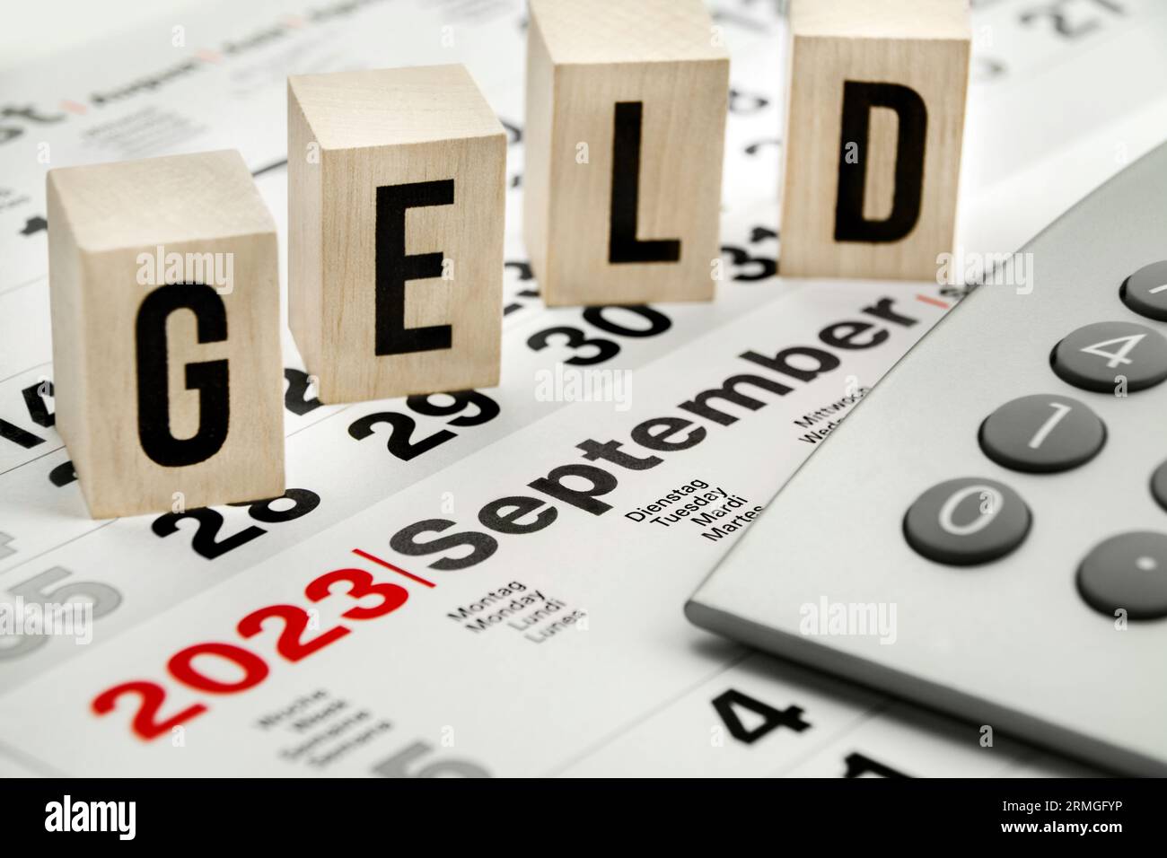 Symbol Geld und Kalender September 2023 mit Rechner Stock Photo