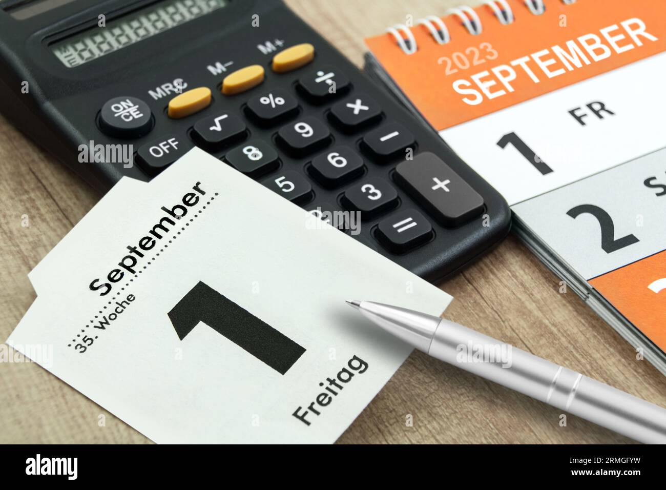 Deutscher Kalender und Datum  1. September 2023 mit Rechner auf Holz Stock Photo