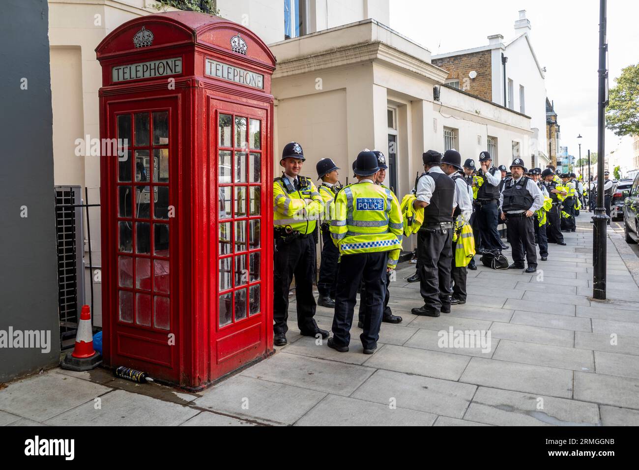 Queue of people uk telephone hi-res stock photography and images - Alamy
