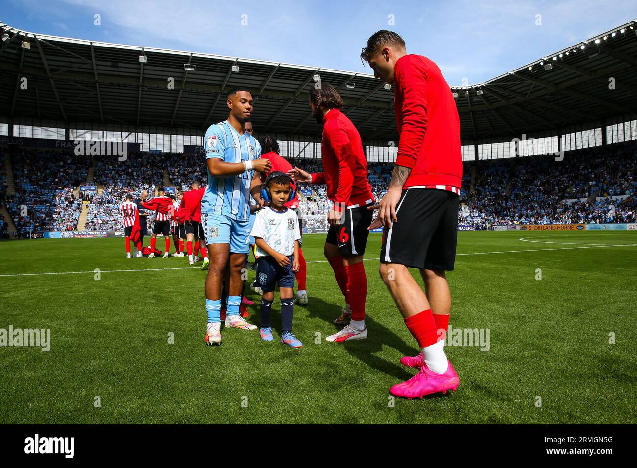 Mascots on pitch hi-res stock photography and images - Page 3 - Alamy