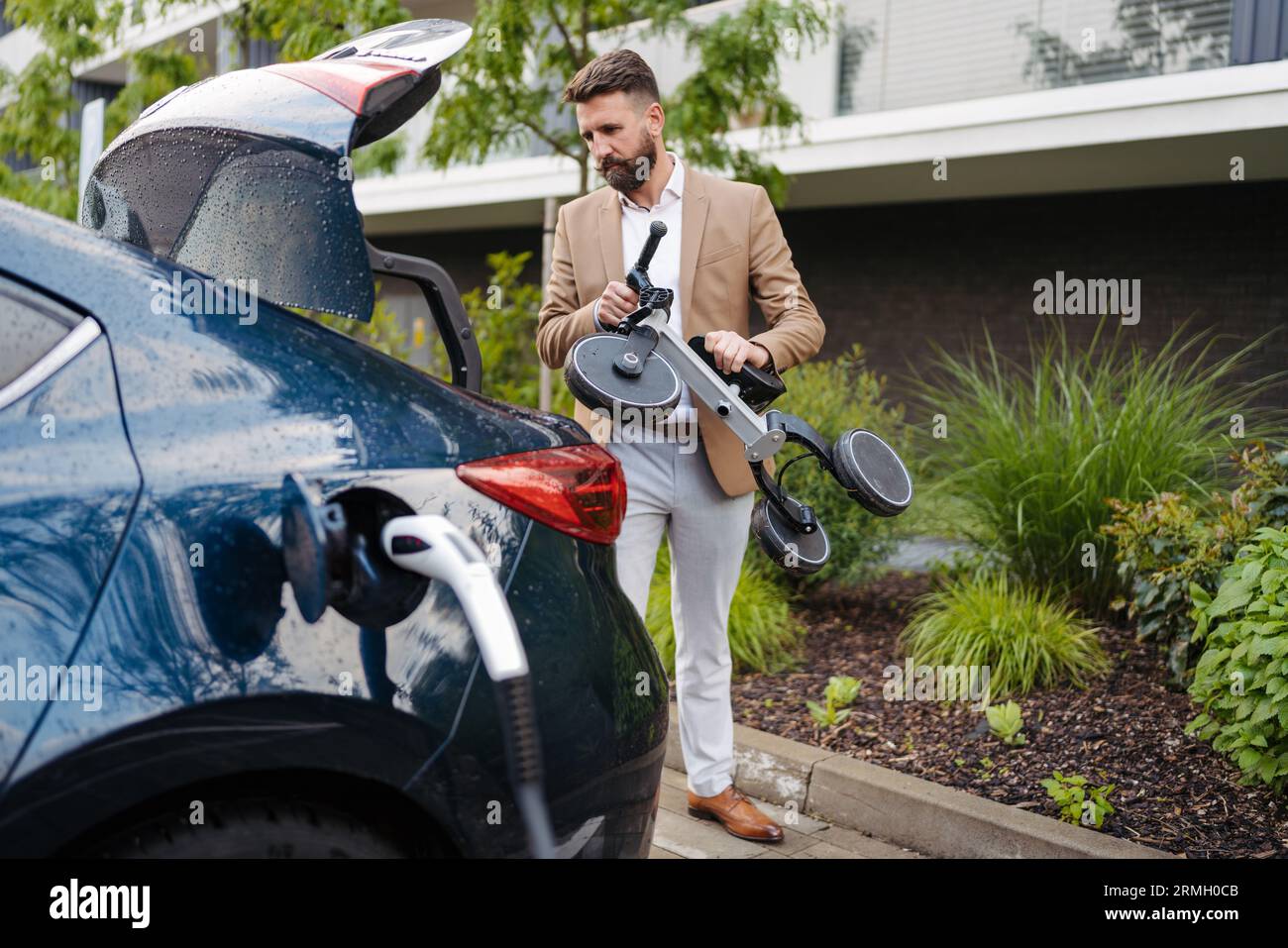 Father loading luggage into car hi-res stock photography and images - Alamy