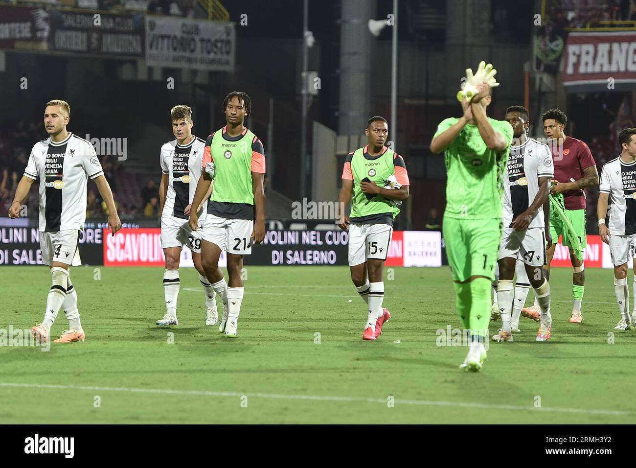 Salerno, Italy. 28th Aug, 2023. the Udinese players thank the fans at the  end of the match during Serie A between US Salernitana 1919 vs Udinese  Calcio at Arechi Stadium Credit: Independent