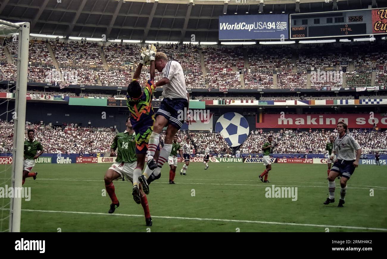 Action in the 1994 World Cup match between Norway and Mexico in Washington DC Stock Photo