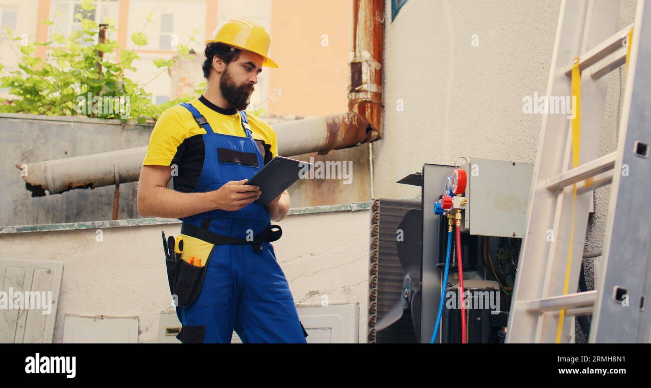 Knowleadgeable engineer hired by client to detect cause of damage to