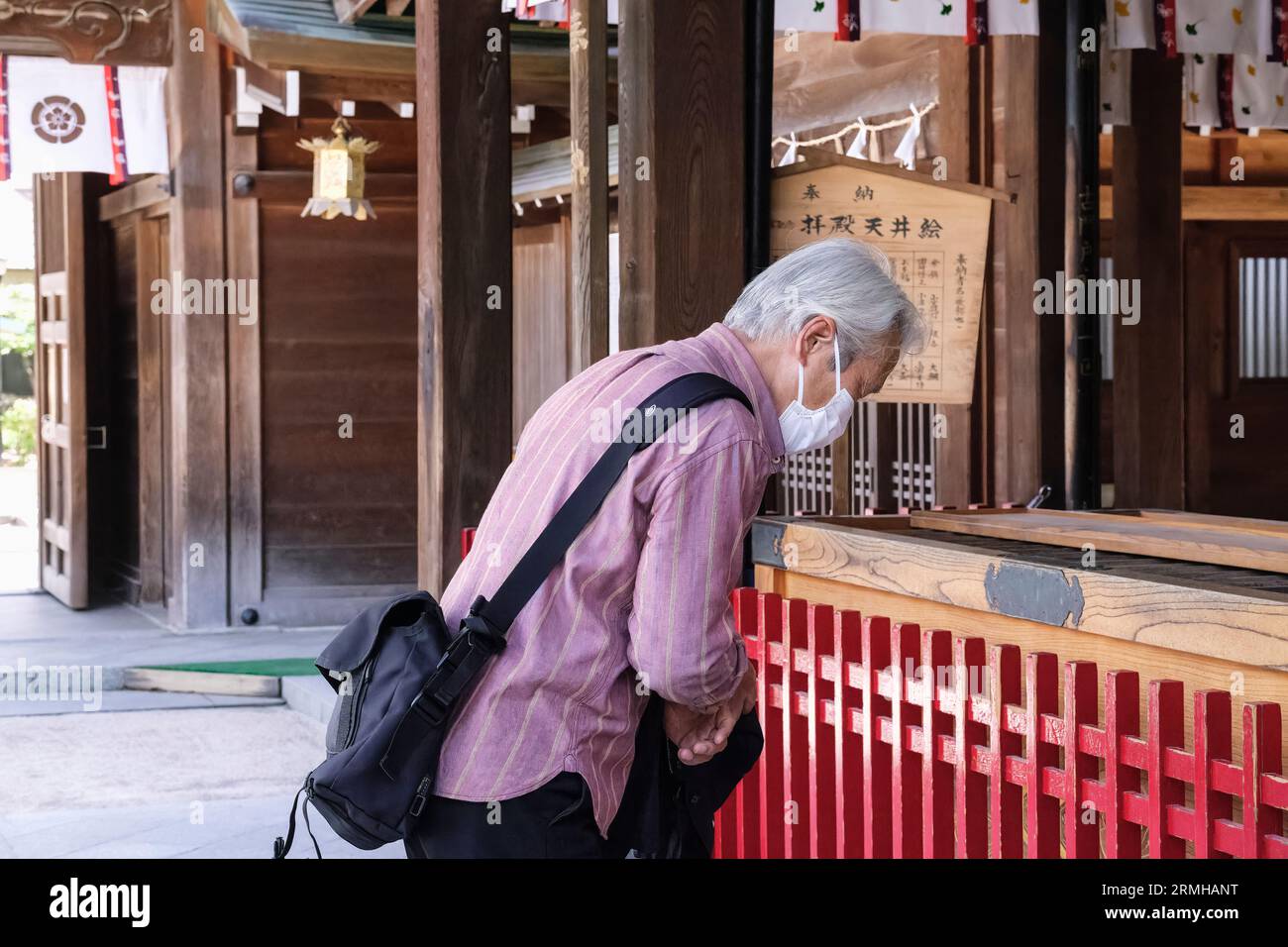 Japan, Kyushu, Fukuoka, Hakata. Worshipper Praying at Kushida Shinto Shrine Stock Photo Alamy
