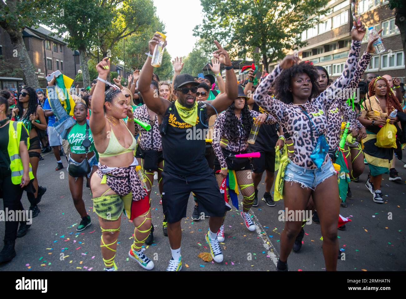London, UK. 28th Aug, 2023. Notting Hill Carnival Vignettes. Police pose with costumed revellers, a man and his parrot take a morning stroll, beautiful womrn in exciting costumes and makeup with asitdown on the kerb for lunch. Credit: Peter Hogan/Alamy Live News Stock Photo