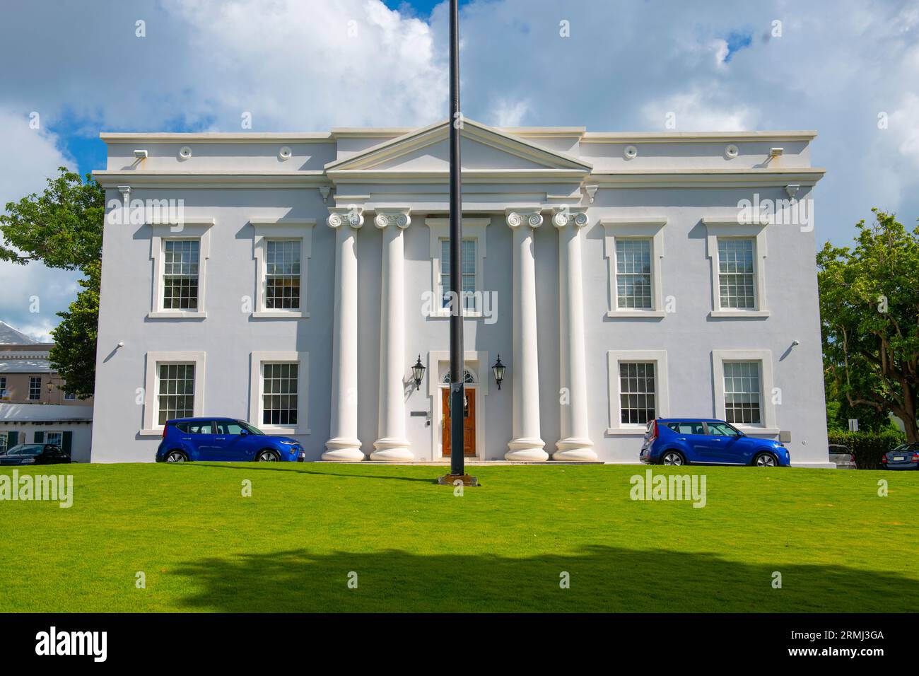 Building at Garden on Front Street in Hamilton city