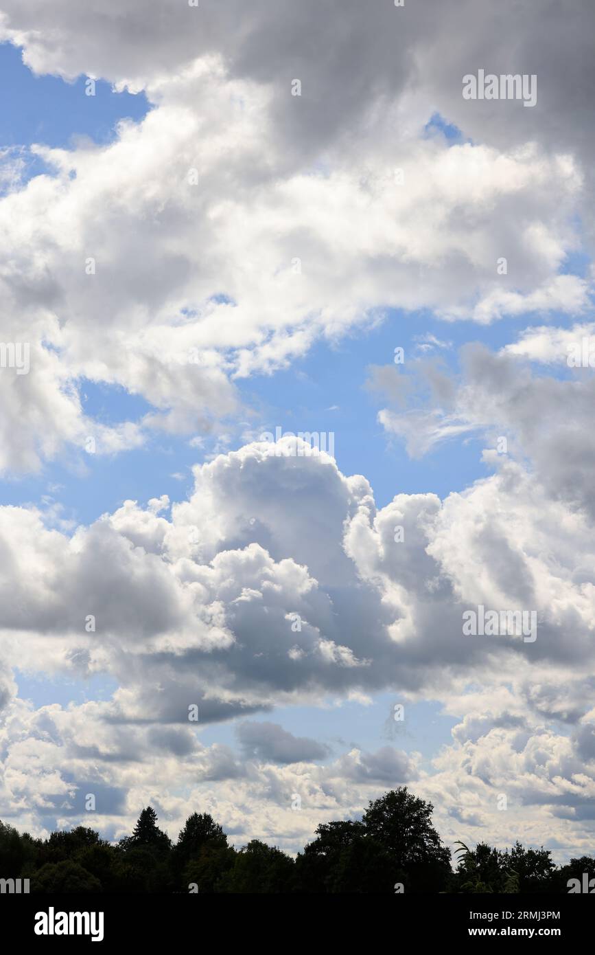 Ciel, nuages, eau, possibilité de pluie, météo et climat. Limousin, France,  Europe Stock Photo - Alamy
