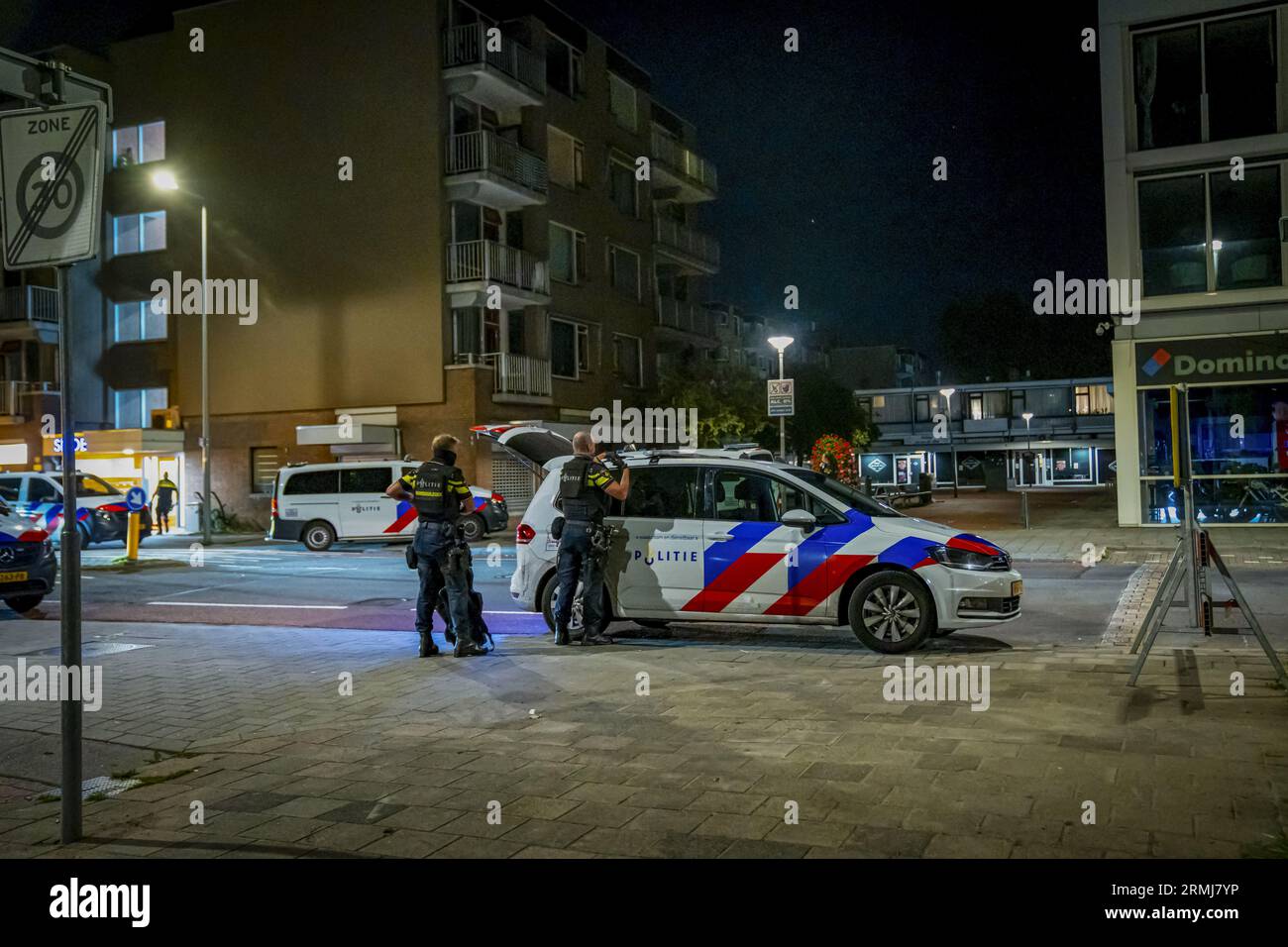 ROTTERDAM - Police officers in Hoogvliet where a man was shot dead. The man was seriously injured, after which he was resuscitated, but the help was to no avail. ANP MEDIA TV netherlands out - belgium out Stock Photo