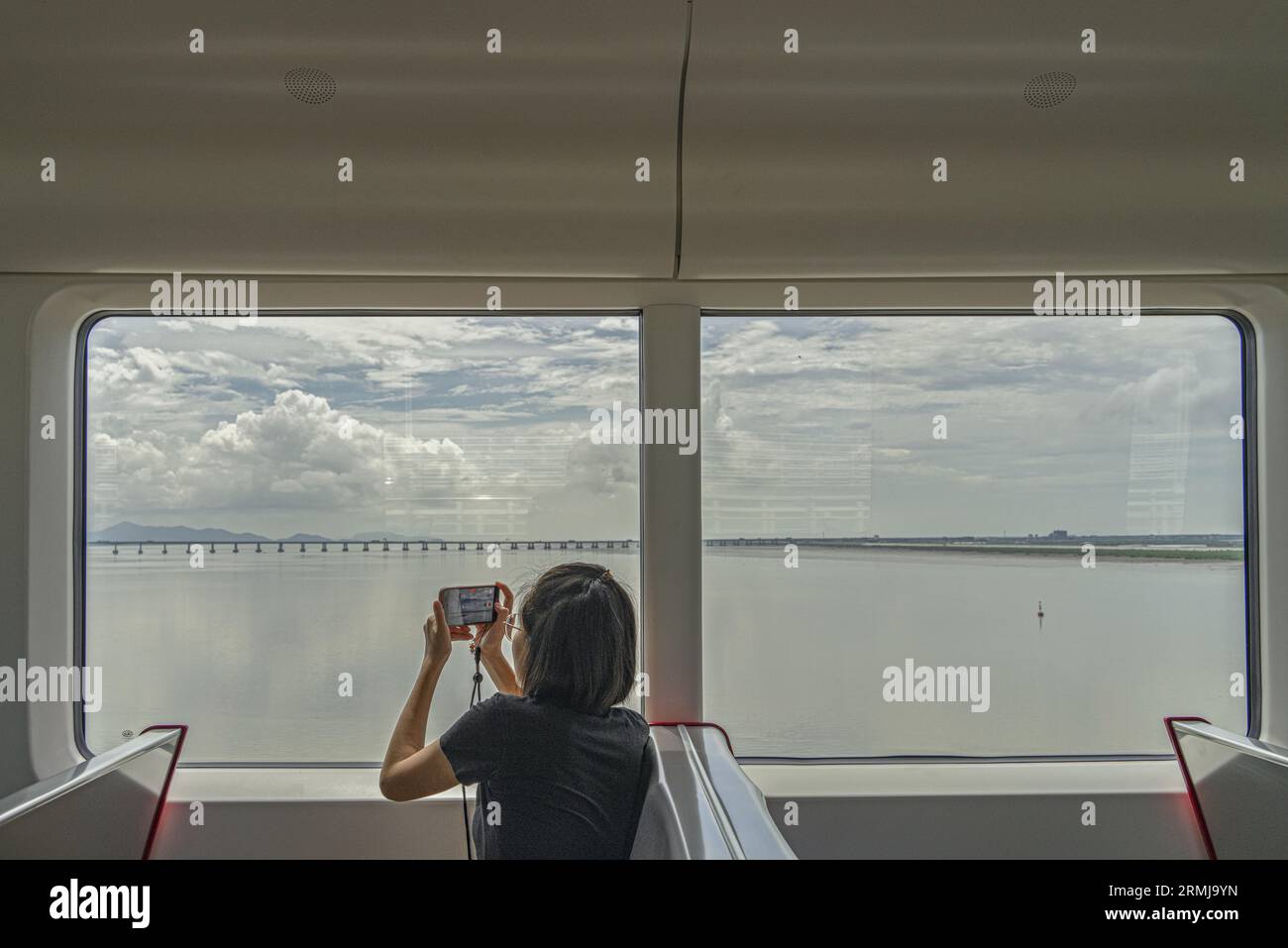 Line S2 of the Wenzhou Rail Transit officially opens operation in