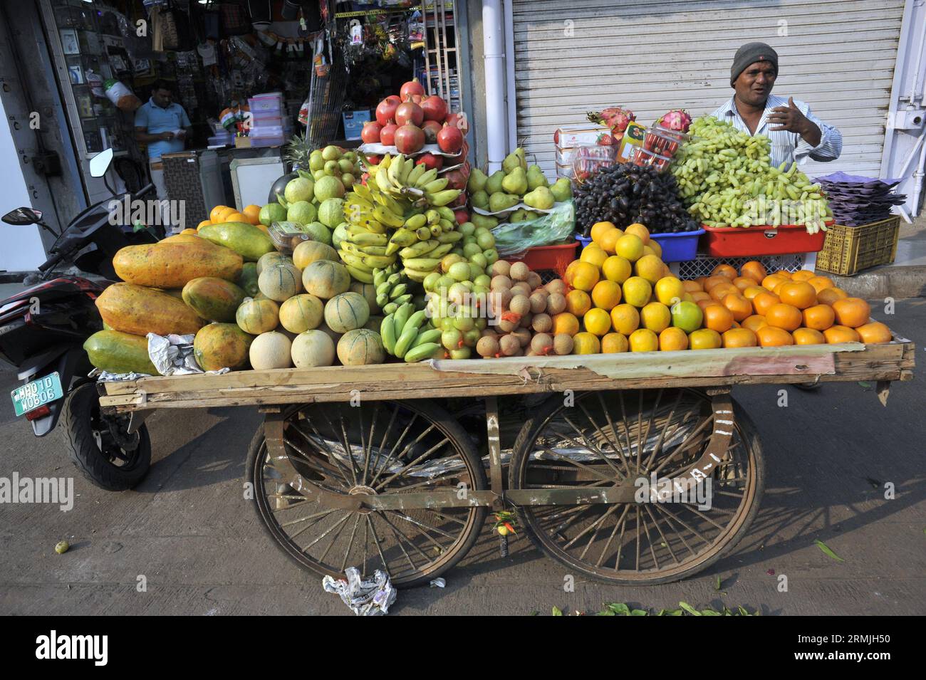 INDIA. MAHARASHTRA. MUMBAI. (BOMBAY) COLABA DISTRICT. FRUITS AND