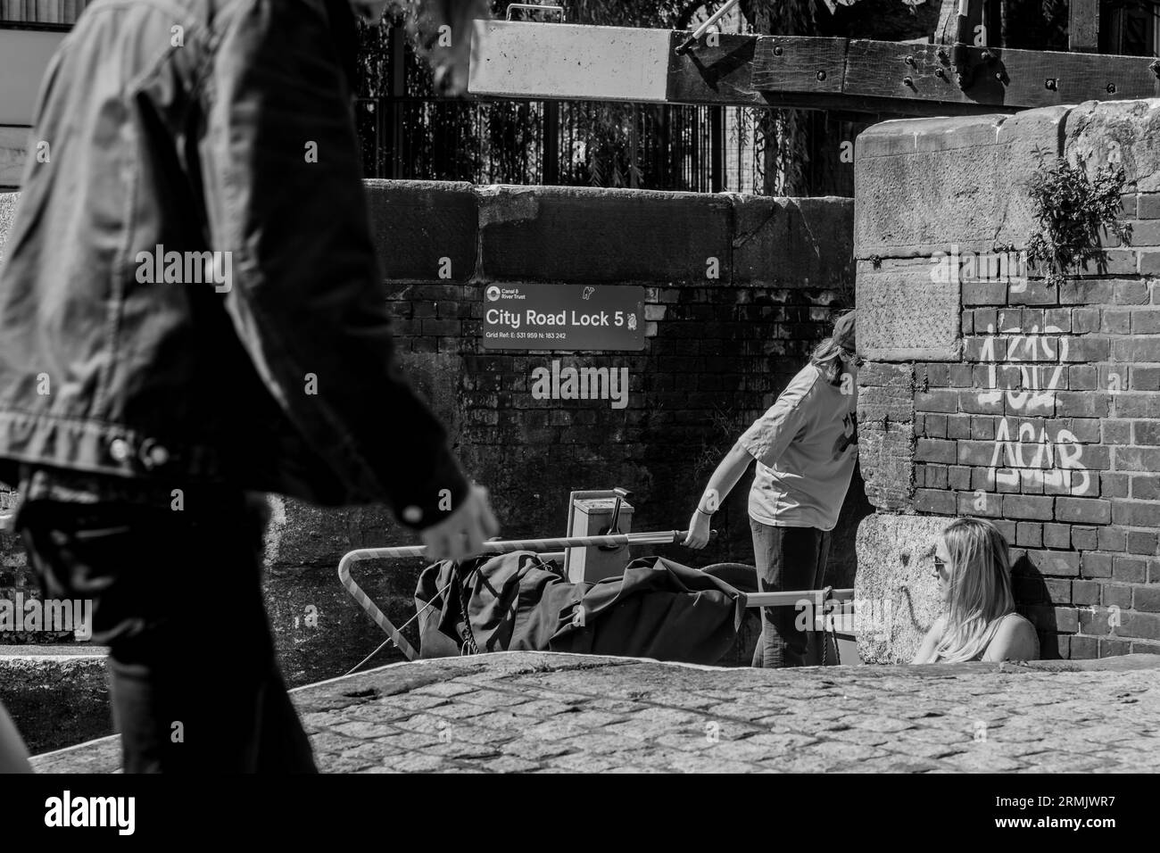 London Regent's Canal City Road Lock life and activity Stock Photo - Alamy