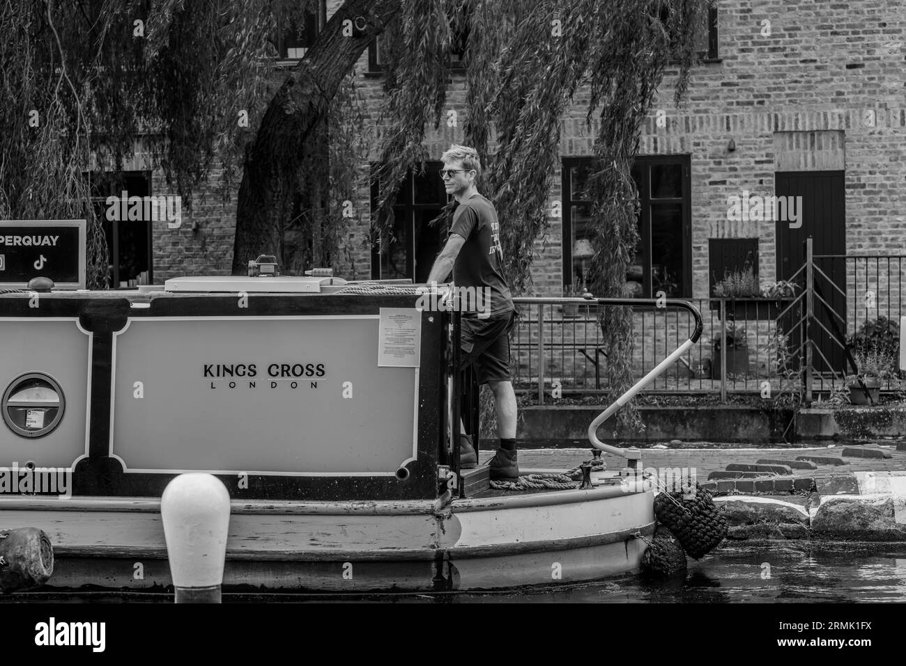 London Regent's Canal City Road Lock life and activity Stock Photo - Alamy