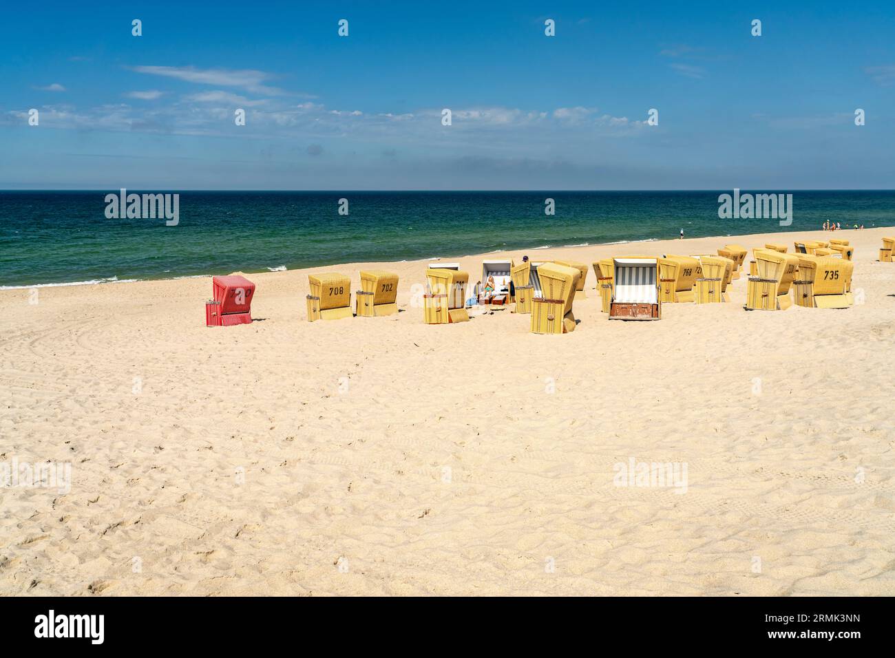 Strandkörbe am Strand von Wenningstedt, Insel Sylt, Kreis Nordfriesland, Schleswig-Holstein, Deutschland, Europa  |  Strandkorb beach chairs on the be Stock Photo