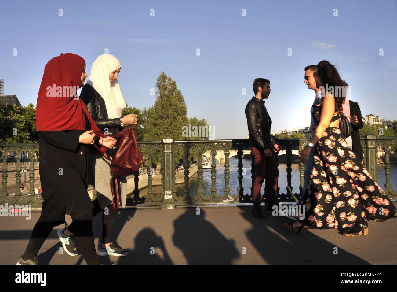 FRANCE. PARIS (75) MUSLIM WOMEN WEARING AN ABAYA Stock Photo