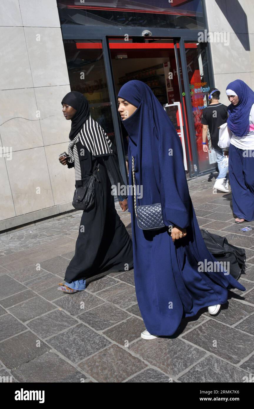 FRANCE. PARIS (75) MUSLIM WOMEN WEARING AN ABAYA Stock Photo