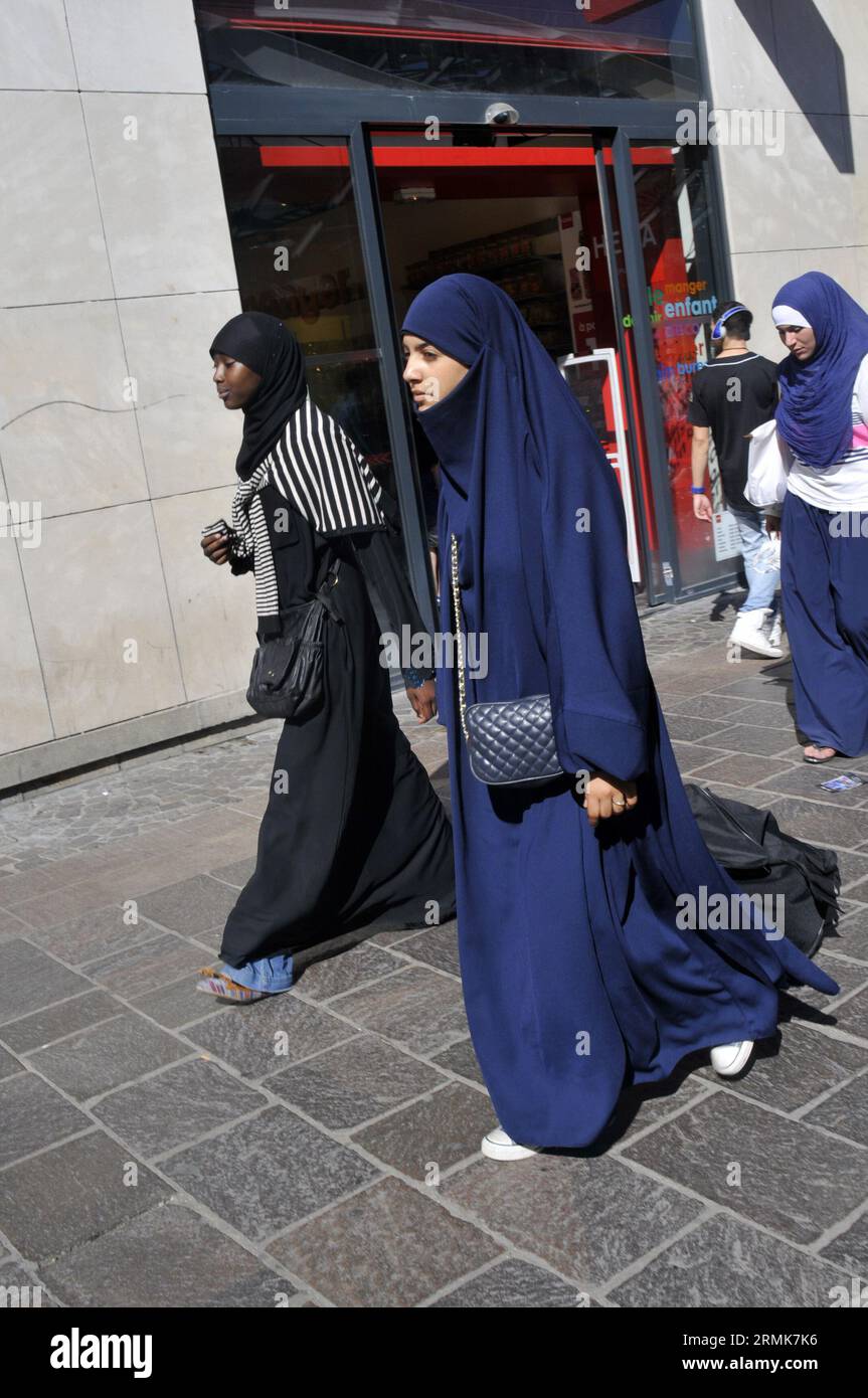 Muslim men and women hi-res stock photography and images - Alamy