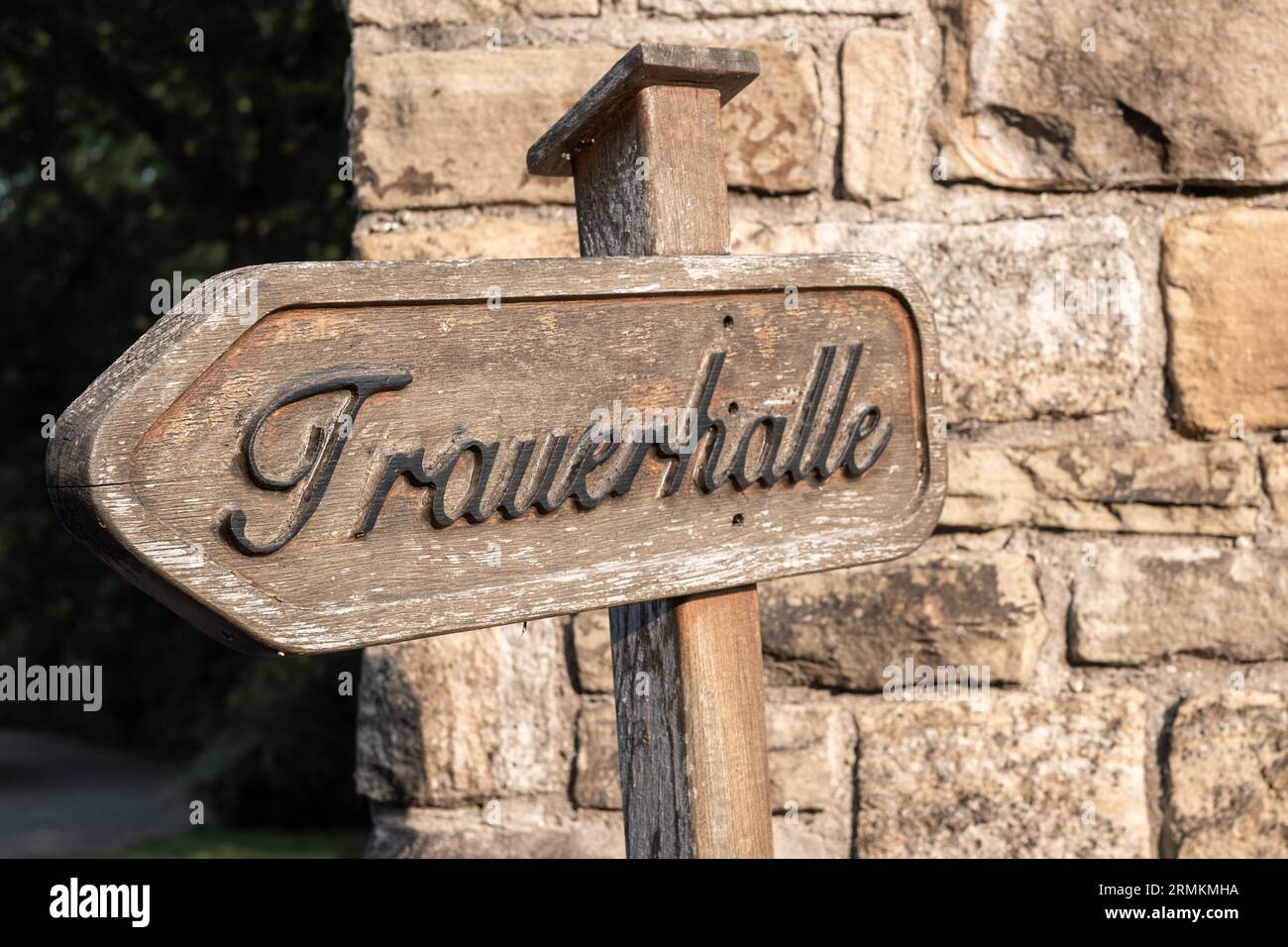 Sign indicating the mourning hall at the cemetery Stock Photo - Alamy