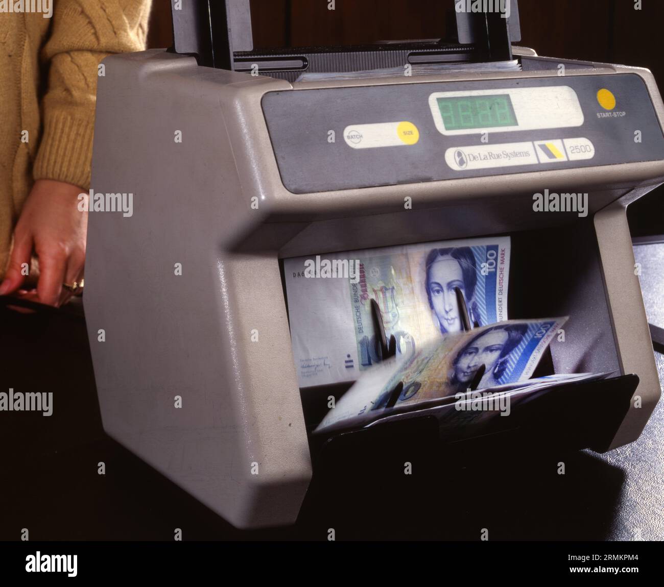 DEU, Germany: The historical slides from the times 80-90s, Iserlohn. Bank. Money counter. Larger notes DM 80s Stock Photo