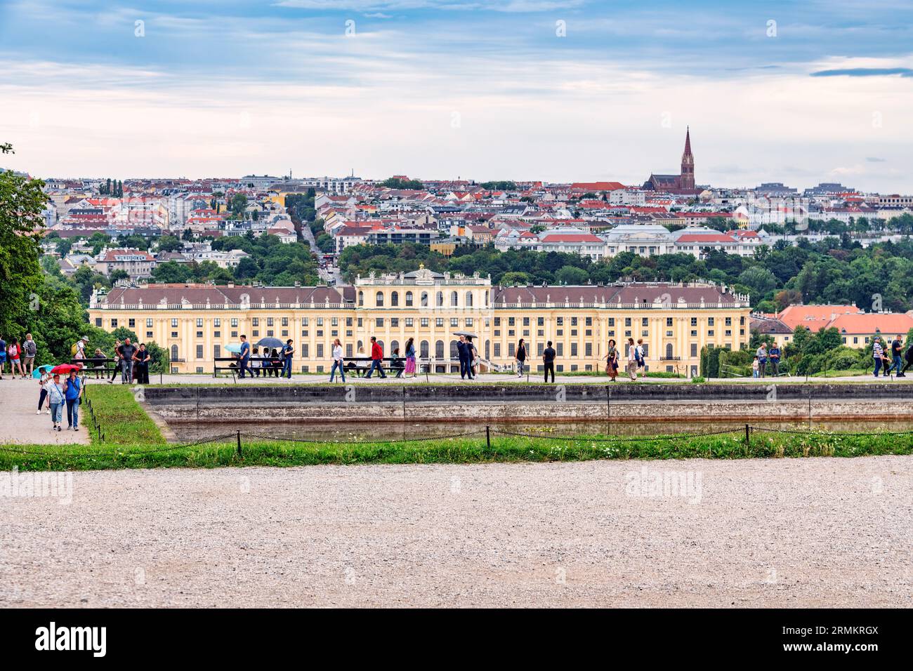 Blick von der Gloriette auf das Schloss Schönbrunn in Wien Stock Photo