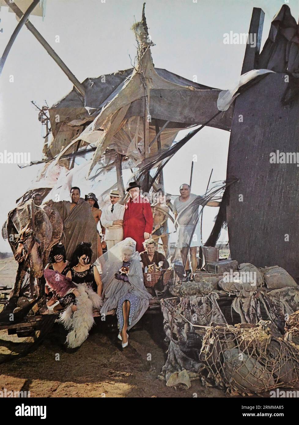 Freaks on the beach in GIULIETTA DEGLI SPIRITI / JULIET OF THE SPIRITS 1965 director FEDERICO FELLINI story Federico Fellini and Tullio Pinelli music Nino Rota art direction /  costume design Piero Gherardi Rizzoli Film / Francoriz Production / Cineriz Stock Photo