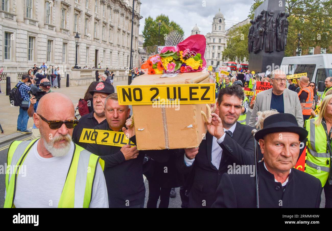 Protesters carry a mock coffin with anti-ULEZ signs during the demonstration. Anti-ULEZ protesters gather outside Downing Street as the ULEZ (Ultra Low Emission Zone) expansion takes effect. (Photo by Vuk Valcic / SOPA Images/Sipa USA) Stock Photo
