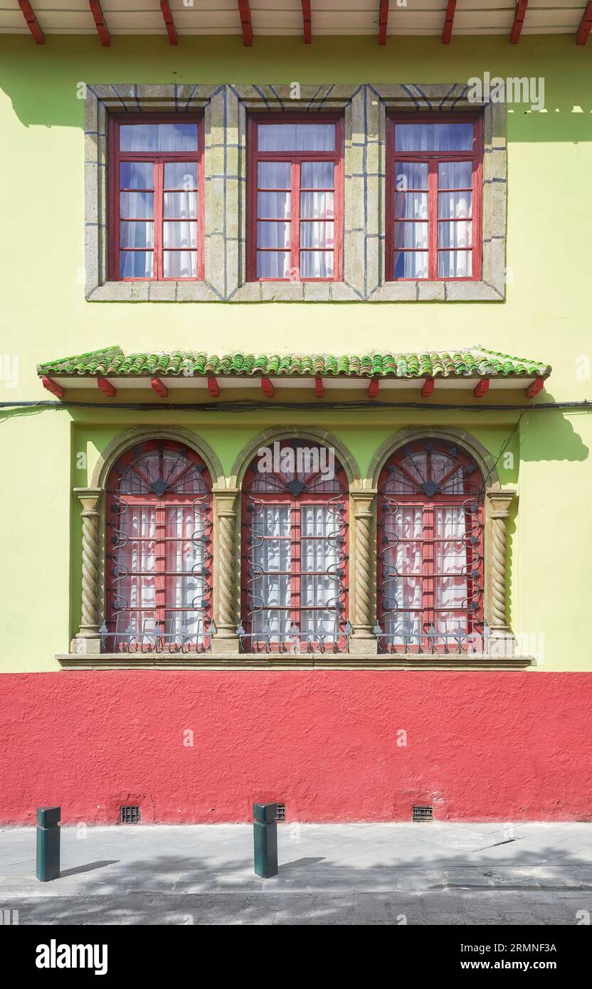 Colonial building facade hi-res stock photography and images - Alamy