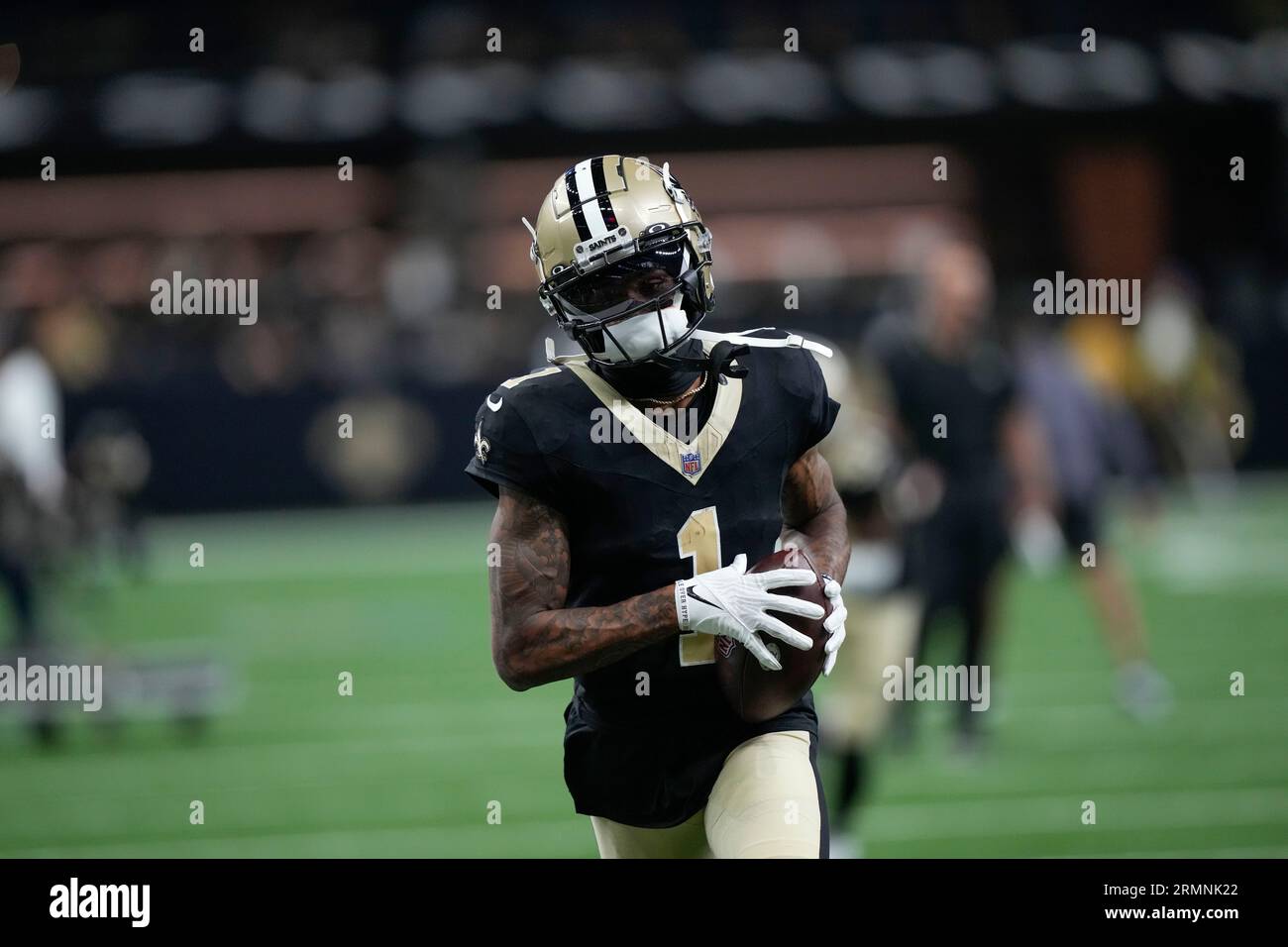 New Orleans Saints cornerback Alontae Taylor (1) warms up before