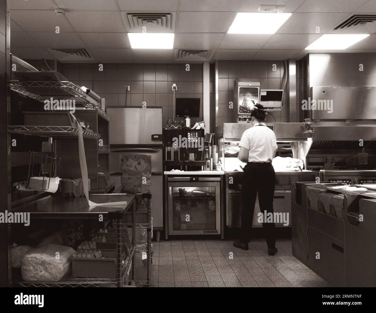 Fast food worker fryer hi-res stock photography and images - Alamy