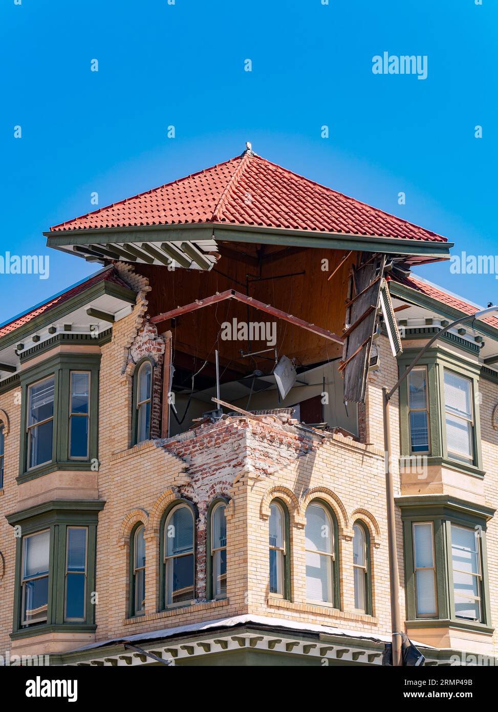 Earthquake damage building hi-res stock photography and images - Alamy