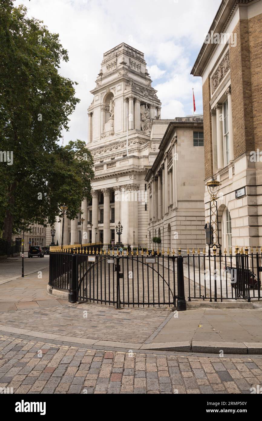 Sir Edwin Cooper's 10 Trinity Square Grade 11 Listed building (a former Port of London Authority Building but now a hotel), London, EC3, England, U.K. Stock Photo