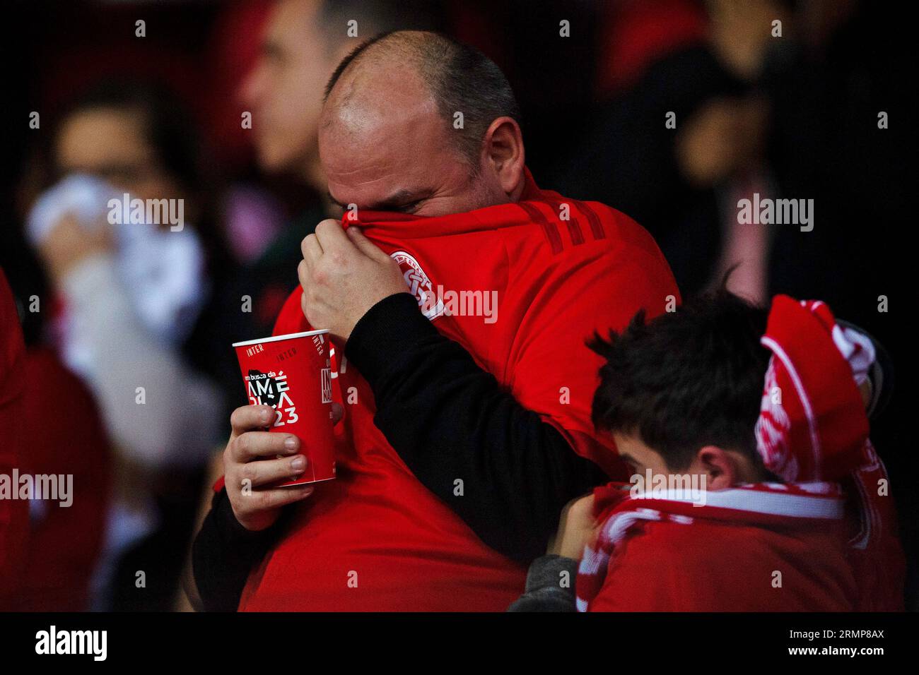 Porto Alegre, Brazil. 29th Aug, 2023. Internacional fans cover their faces due to pepper spray, during the match between Internacional and Bolivar (BOL) for the 2st leg of round quarterfinals of Libertadores 2023, at Beira-Rio Stadium, in Porto Alegre, Brazil on August 29. Photo: Max Peixoto/DiaEsportivo/Alamy Live News Credit: DiaEsportivo/Alamy Live News Stock Photo