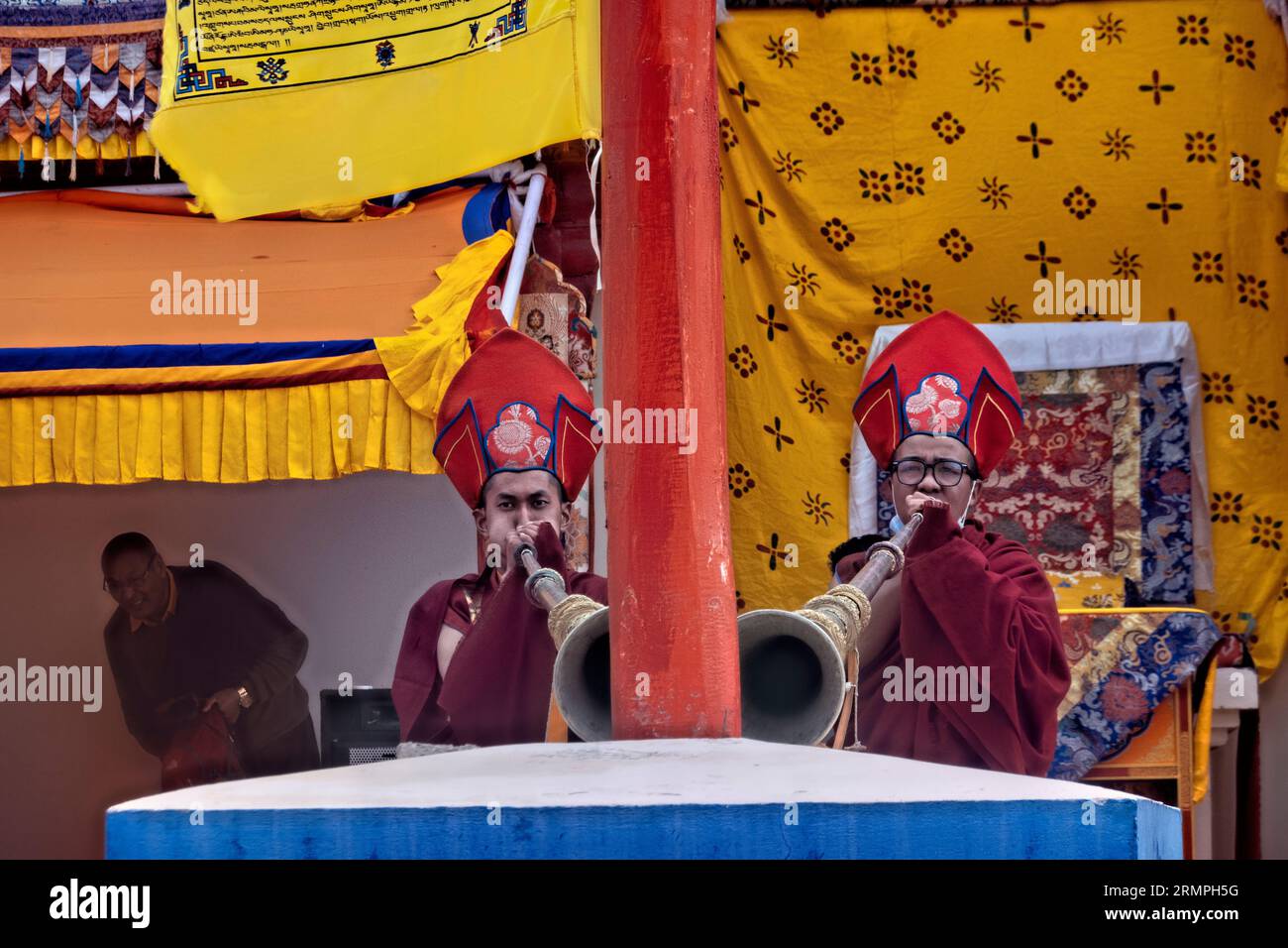 Monks and their dungchen Tibetan horns, Takthok Tsechu festival, Sakti, Ladakh, India Stock Photo