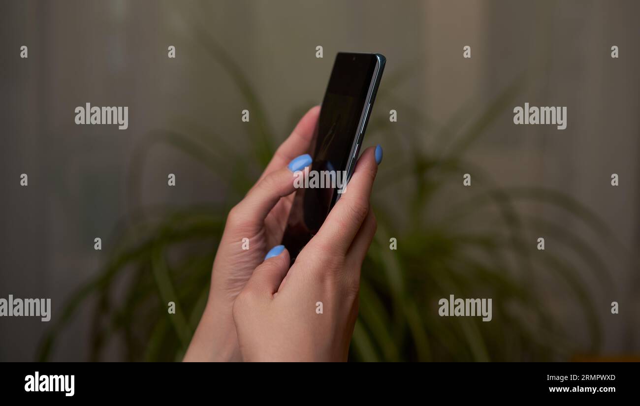 Womans hand holding phone screen hi-res stock photography and images ...