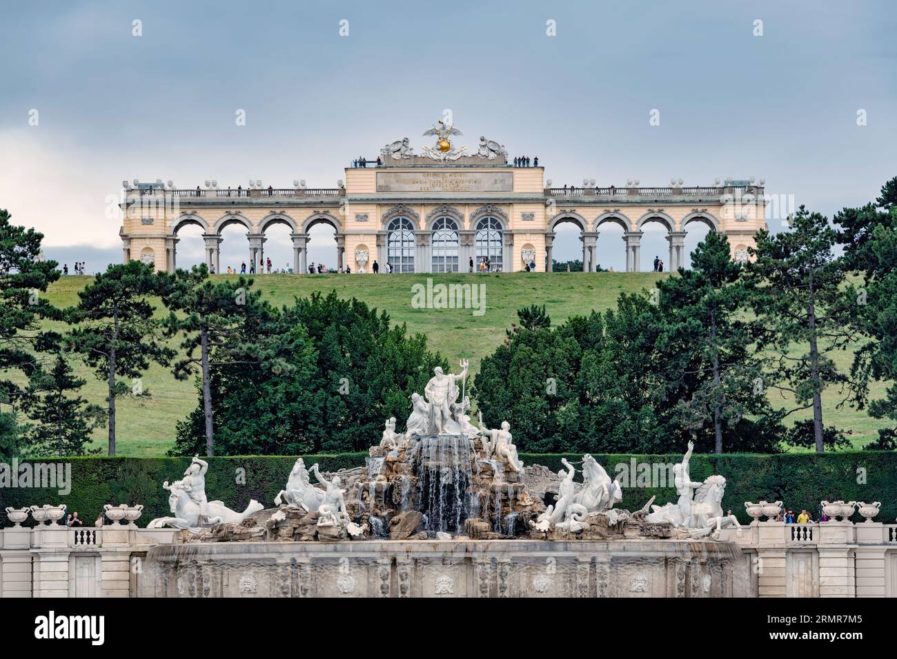 Die Gloriette und der Neptunbrunnen im Schlosspark Schönbrunn in Wien Stock Photo