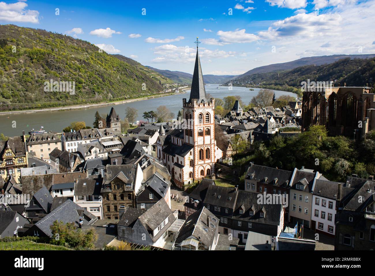 A High view of the German town Bacharach with the Rhine river and the ruins of the Wernercapelle behind. Stock Photo