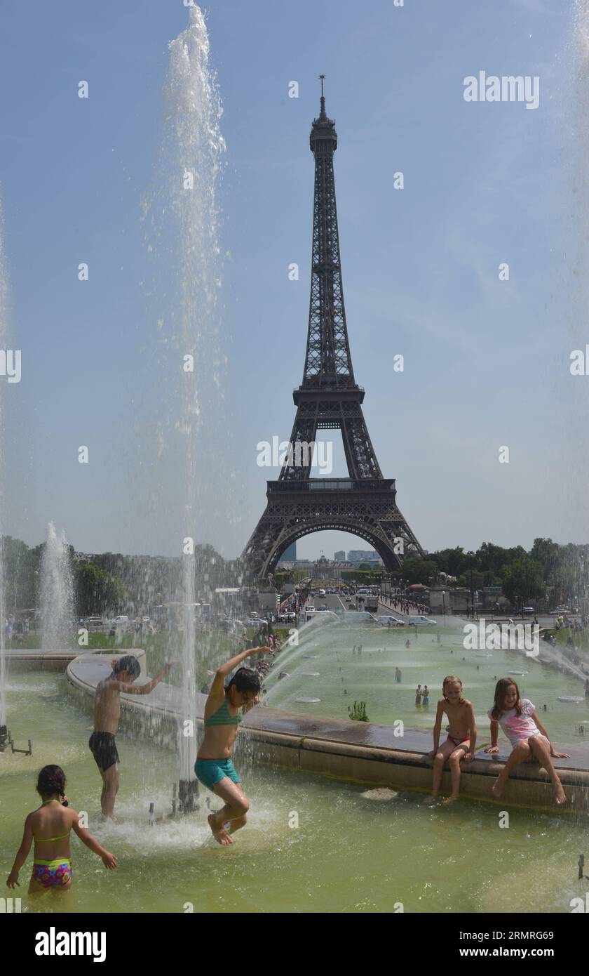 (140718) -- PARIS, July 18, 2014 (Xinhua) -- People cool themselves in a fountain near Eiffel Tower in Paris, France, July 18, 2014. (Xinhua/Li Genxing) (djj) FRANCE-PARIS-HEAT PUBLICATIONxNOTxINxCHN   Paris July 18 2014 XINHUA Celebrities cool themselves in a Fountain Near Eiffel Tower in Paris France July 18 2014 XINHUA left   France Paris Heat PUBLICATIONxNOTxINxCHN Stock Photo