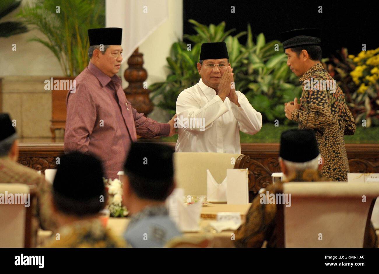 (140720) -- JAKARTA, July 20, 2014 (Xinhua) -- Indonesian presidential candidate from Great Indonesia Movement Party (GERINDRA) Prabowo Subianto (C) greets people at Indonesia s presidential palace before iftar during the Ramadan in Jakarta, Indonesia, July 20, 2014. Indonesian President Susilo Bambang Yudhoyono invited two pairs of presidential candidates for a iftar together on Sunday before the announcement of election results on July 22. (Xinhua/Agung Kuncahya B.) (zhf) INDONESIA-JAKARTA-PRESIDENTIAL ELECTION CANDIDATES-IFTAR PUBLICATIONxNOTxINxCHN   Jakarta July 20 2014 XINHUA Indonesian Stock Photo
