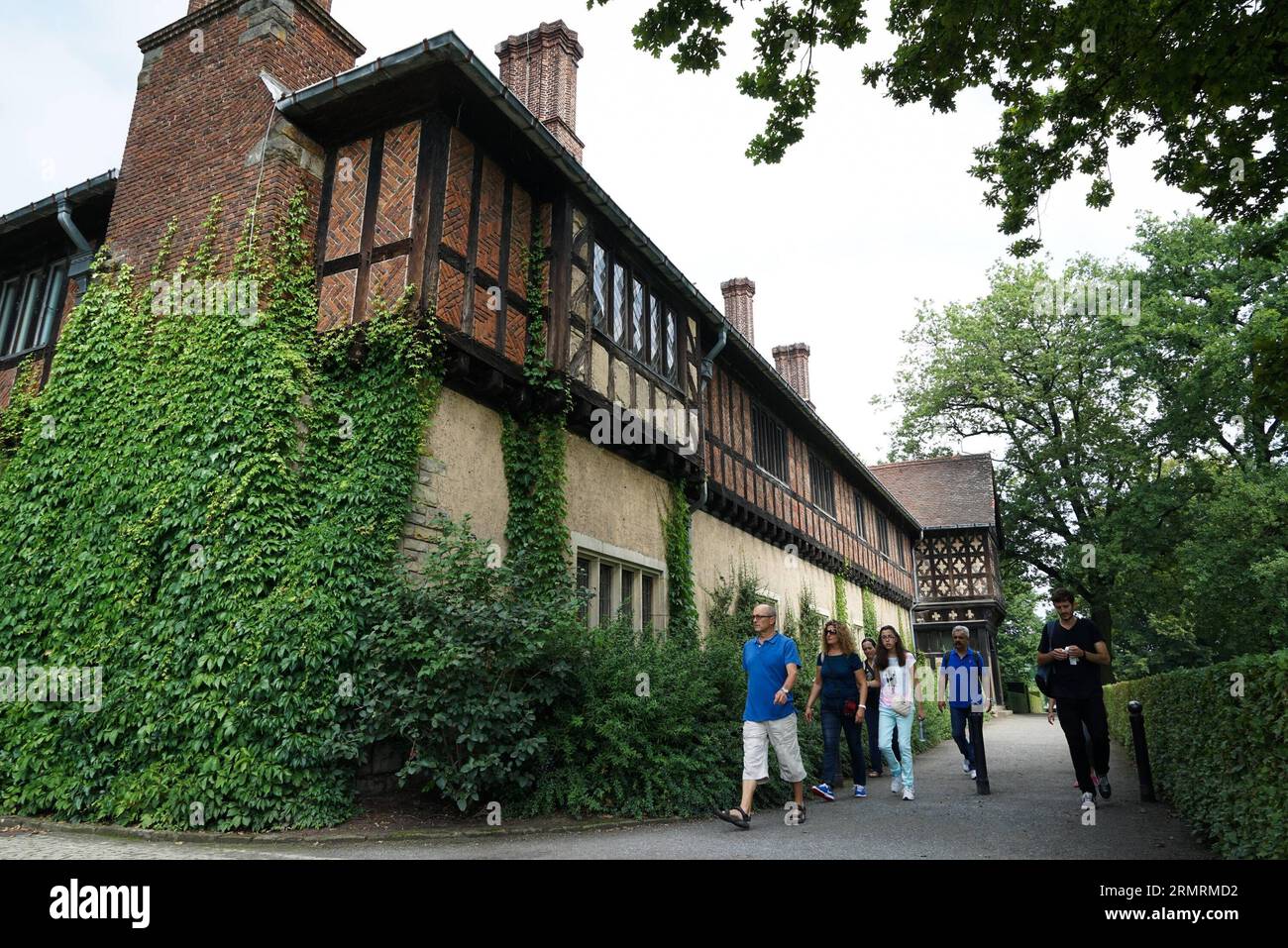 (140726) -- POTSDAM, July 26, 2014 (Xinhua) -- People visit the Cecilienhof Palace in Potsdam, capital of Germany s Brandenburg state, where the Potsdam Proclamation was issued in 1945, July 26, 2014. Saturday marks the 69th anniversary of the July 26, 1945 Potsdam Proclamation demanding Japan s unconditional surrender to the Allies at the end of World War II, in the wake of its wartime aggression. (Xinhua/Liu Yinan) GERMANY-POTSDAM-POTSDAM PROCLAMATION-ANNIVERSARY PUBLICATIONxNOTxINxCHN   Potsdam July 26 2014 XINHUA Celebrities Visit The Cecilienhof Palace in Potsdam Capital of Germany S Bran Stock Photo