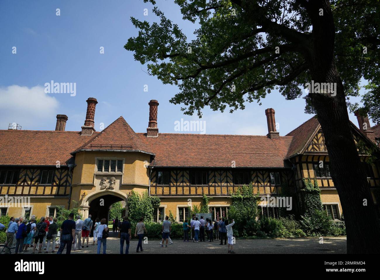 (140726) -- POTSDAM, July 26, 2014 (Xinhua) -- People visit the Cecilienhof Palace in Potsdam, capital of Germany s Brandenburg state, where the Potsdam Proclamation was issued in 1945, July 26, 2014. Saturday marks the 69th anniversary of the July 26, 1945 Potsdam Proclamation demanding Japan s unconditional surrender to the Allies at the end of World War II, in the wake of its wartime aggression. (Xinhua/Liu Yinan) GERMANY-POTSDAM-POTSDAM PROCLAMATION-ANNIVERSARY PUBLICATIONxNOTxINxCHN   Potsdam July 26 2014 XINHUA Celebrities Visit The Cecilienhof Palace in Potsdam Capital of Germany S Bran Stock Photo