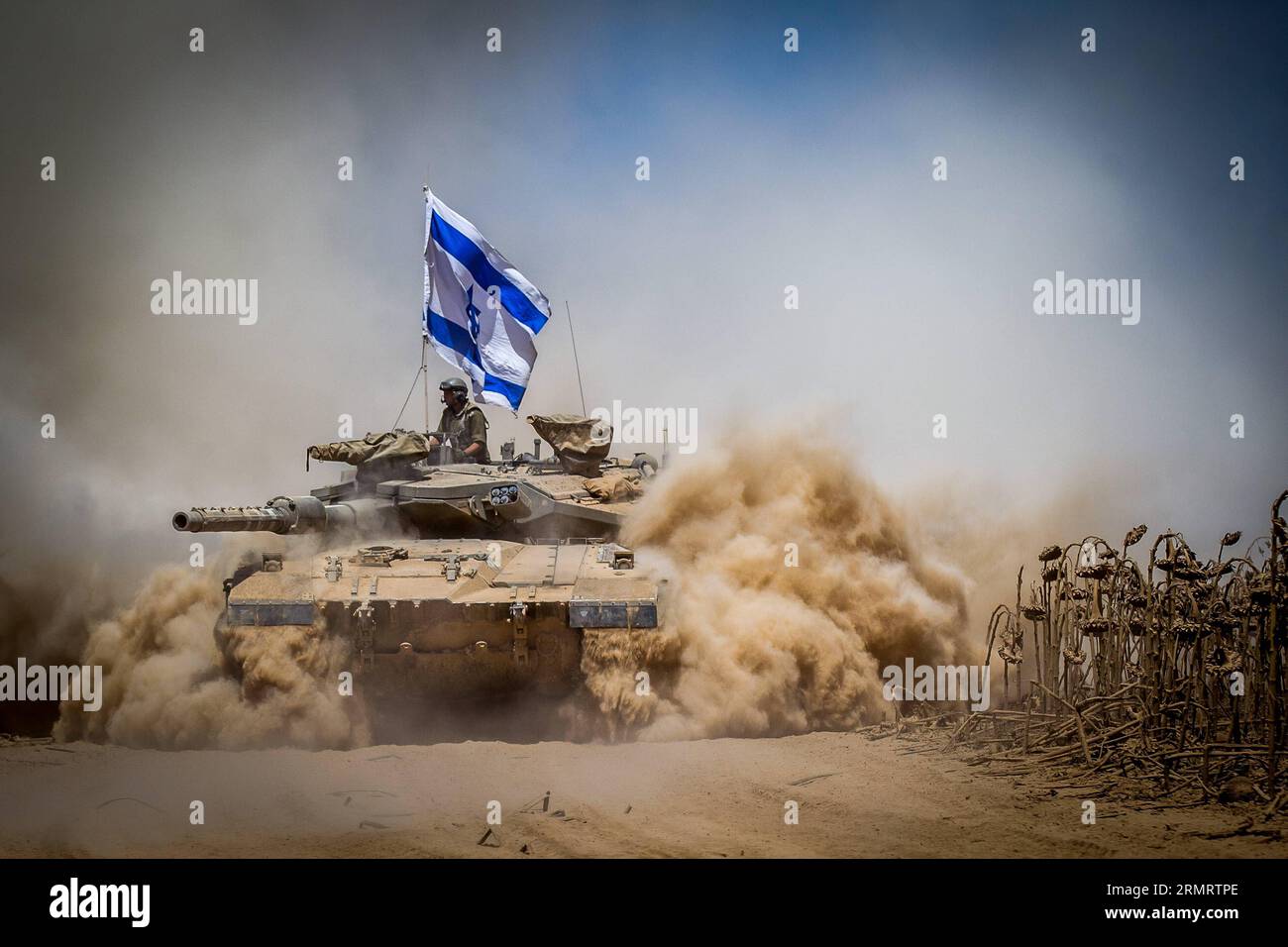 An Israeli Merkava tank pulls back from the Gaza Strip to an army deployment area in southern Israel bordering the Gaza Strip, on Aug. 3, 2014. The Israeli military has announced that it will hold fire for seven hours Monday in parts of the Gaza Strip to facilitate the entry of humanitarian aid and for displaced Palestinians to return to their homes. ) (zhf) ISRAEL-7-HOUR HUMANITARIAN TRUCE-ANNOUNCEMENT JINI PUBLICATIONxNOTxINxCHN   to Israeli Merkava Tank pull Back from The Gaza Strip to to Army  Area in Southern Israel borde ring The Gaza Strip ON Aug 3 2014 The Israeli Military has announce Stock Photo