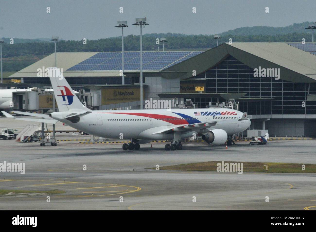 (140808) -- KUALA LUMPUR, Aug. 8, 2014 -- A Malaysia Airlines flight is seen parking at the Kuala Lumpur International Airport in Kuala Lumpur, Malaysia, Aug. 8, 2014. Khazanah Nasional Bhd, Malaysia Airlines (MAS) largest shareholder, said on Friday that it sought to delist the national carrier to facilitate its plan to undertake a comprehensive review and restructuring of MAS. ) MALAYSIA-MAS-KHAZANAH NASIONAL BHD-DELIST ChongxVoonxChung PUBLICATIONxNOTxINxCHN   Kuala Lumpur Aug 8 2014 a Malaysia Airlines Flight IS Lakes Parking AT The Kuala Lumpur International Airport in Kuala Lumpur Malays Stock Photo