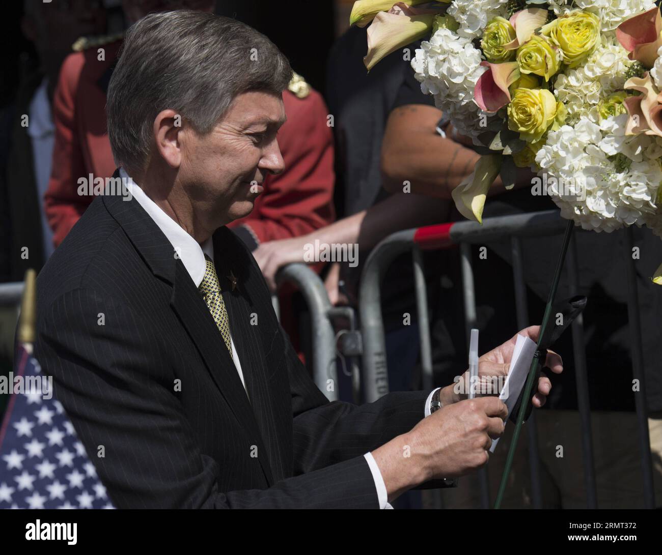 (140812) -- LOS ANGELES, Aug. 12, 2014 -- Leron Gubler, president and CEO of the Hollywood Chamber of Commerce, writes a condolence card at Robin Williams star on the Hollywood Walk of Fame in Hollywood, California, the United States, Aug. 12, 2014. U.S. Oscar-winning comedian Robin Williams died from an apparent suicide on Monday at his Northern California home. ) U.S.-LOS ANGELES-ROBIN WILLIAMS-DEATH YangxLei PUBLICATIONxNOTxINxCHN   Los Angeles Aug 12 2014 Leron Gubler President and CEO of The Hollywood Chamber of Commerce writes a condolence Card AT Robin Williams Star ON The Hollywood Wal Stock Photo