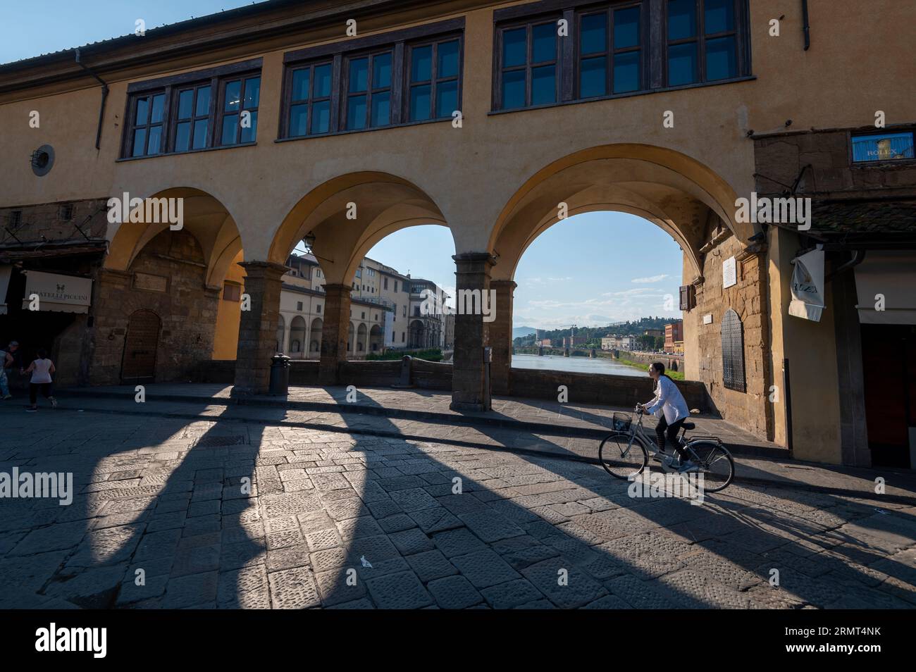 Early morning on the oldest surviving medieval bridge (Ponte Vecchio ...