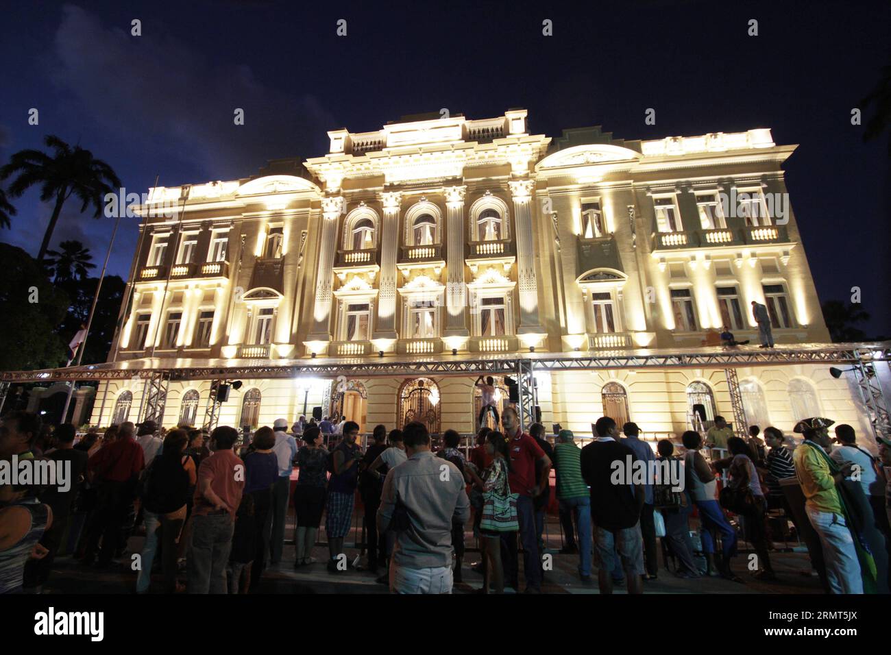 (140817) -- RECIFE,  -- People stand in front of Palacio do Campo das Princesas, in the city of Recife, Brazil, on Aug. 16, 2014. According to local press, the funeral of the late presidential candidate Eduardo Campos, will be held at Palacio do Campo das Princesas. The presidential candidate, 49 years old, and third in the national polls for the elections of October 5, died along with six other people when the Cessna 560XL crashed 75km from Sao Paulo. Diego Nicro/AGENCIA ESTADO) (lyi) BRAZIL OUT BRAZIL-RECIFE-POLITICS-EDUARDO CAMPOS e AGENCIAxESTADO PUBLICATIONxNOTxINxCHN   Recife Celebrities Stock Photo