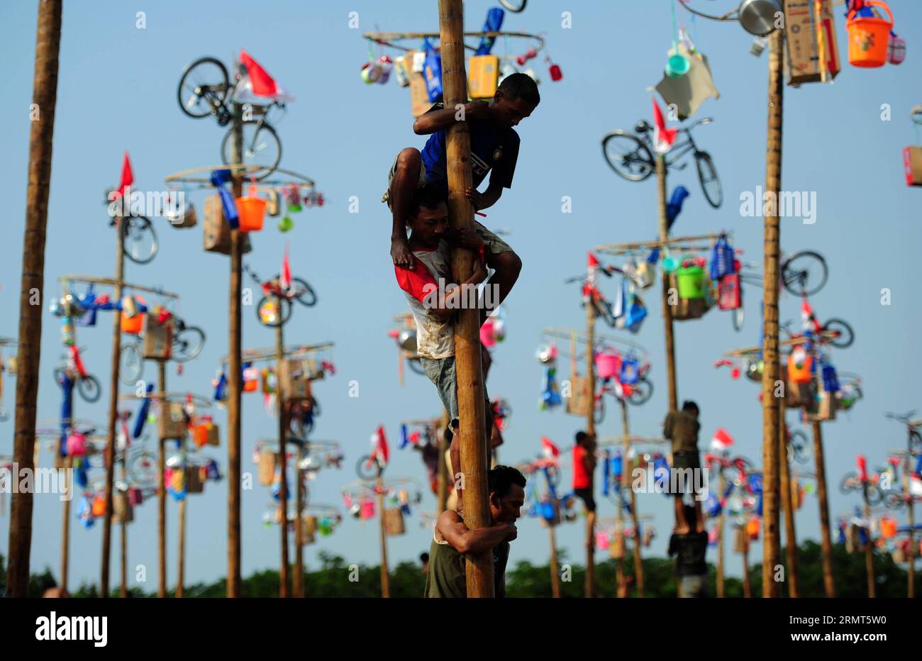 (140817) -- JAKARTA, Aug. 17, 2014 -- Indonesian men participate in a greased-pole climbing competition as a part of the Independence Day celebrations on Ancol beach in Jakarta, Indonesia, Aug. 17, 2014. Indonesia marked the 69th anniversary of its independence from Dutch rule on Sunday. ) INDONESIA-JAKARTA-INDEPENDENCE DAY-CELEBRATION Zulkarnain PUBLICATIONxNOTxINxCHN   Jakarta Aug 17 2014 Indonesian Men participate in a Greased Pole Climbing Competition As a Part of The Independence Day celebrations ON Ancol Beach in Jakarta Indonesia Aug 17 2014 Indonesia marked The 69th Anniversary of its Stock Photo