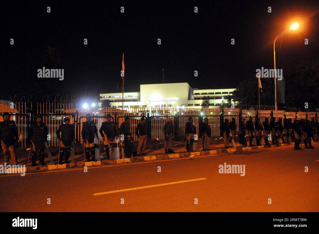 (140820) -- ISLAMABAD, Aug. 20, 2014 -- Pakistani riot police stand ...